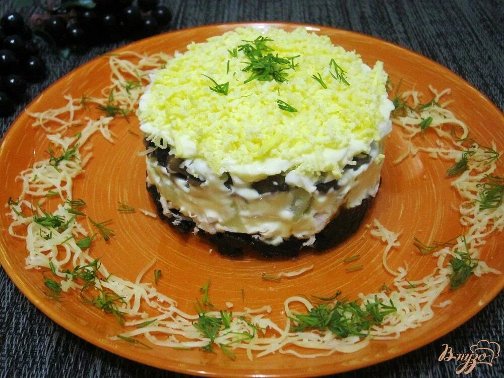 Слоеный салат неженка. Салат с черносливом и курицей и грецкими орехами слоями. Салат с курицей и черносливом и грецкими орехами и сыром. Салат с черносливом и курицей и грецкими орехами слоями с сыром. Слоеный с курицей и черносливом