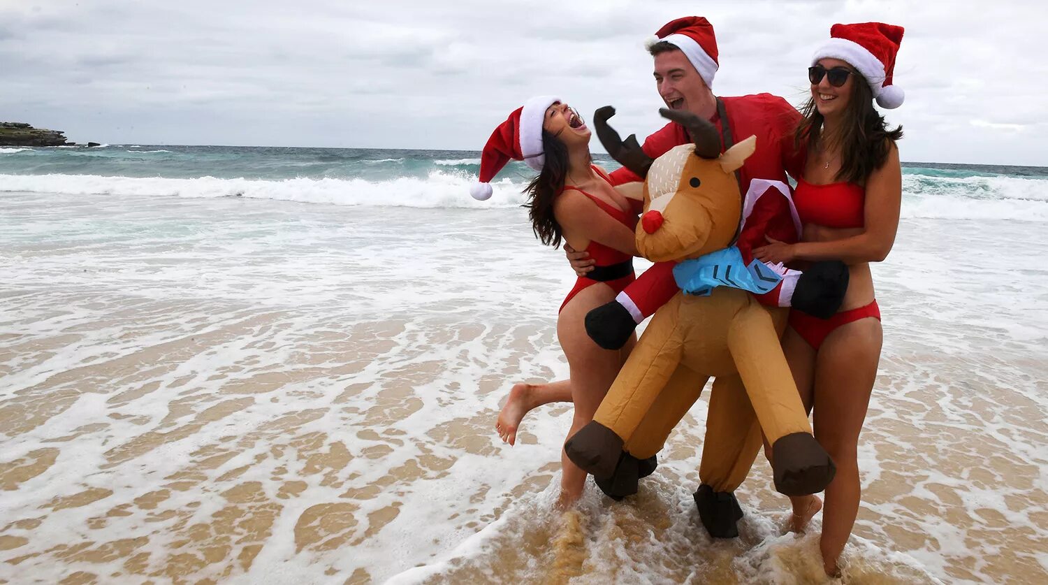 Семьи нудистов праздную. Рождество в Австралии. Колядки в Австралии. Рождество на пляже в Австралии. Новый год в Австралии с семьей.