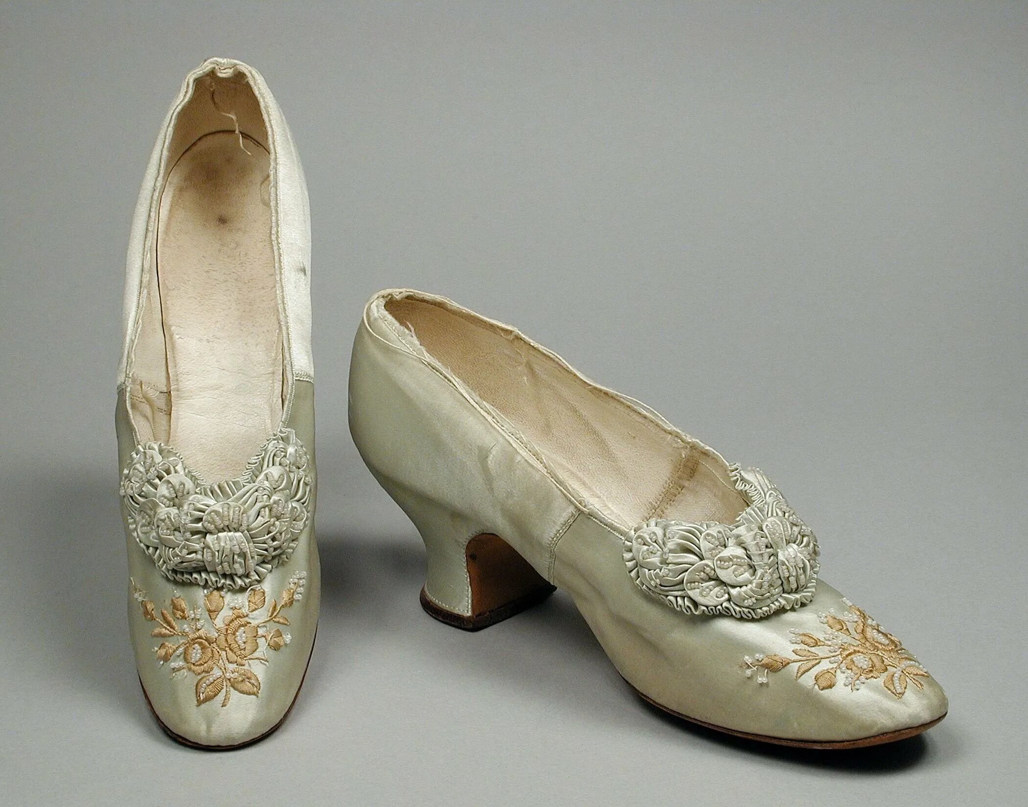Виды обуви старые. Обувь Ампир 19 век. Обувь стиля Бидермайер 19 век. Обувь Барокко 17 век Клюши. Обувь эпохи бидермейер 19 века..