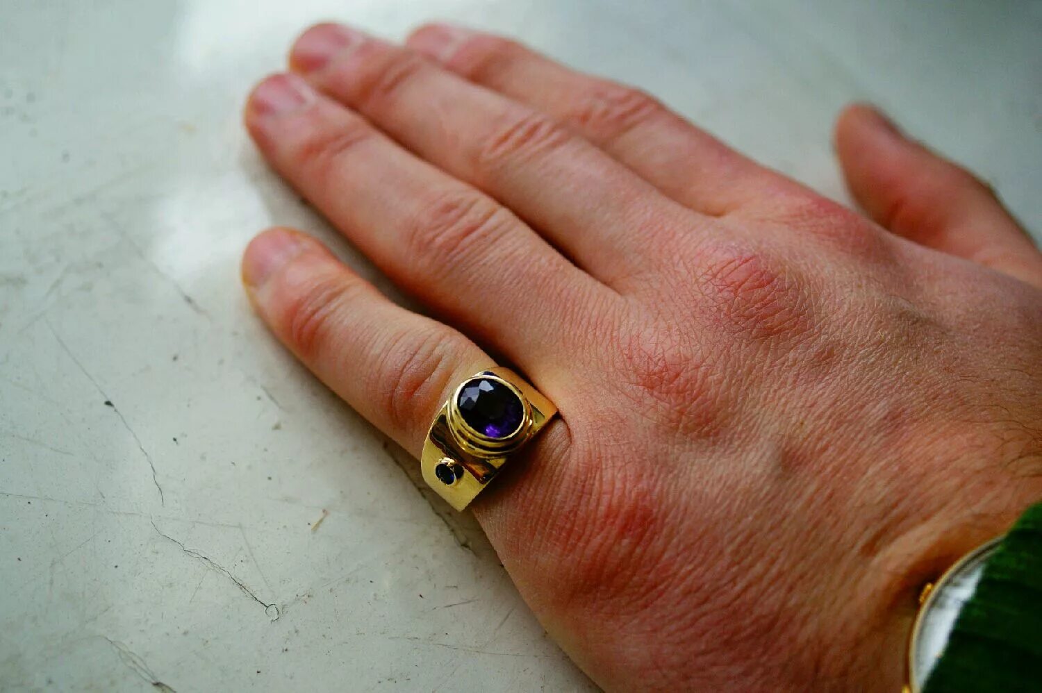 Пальце носить золотую печатку. Пальце носить золотую печатку. Печатка на палец мужская. Печатка николай чудотворец золото. Перстень мужской золотой на мизинец.