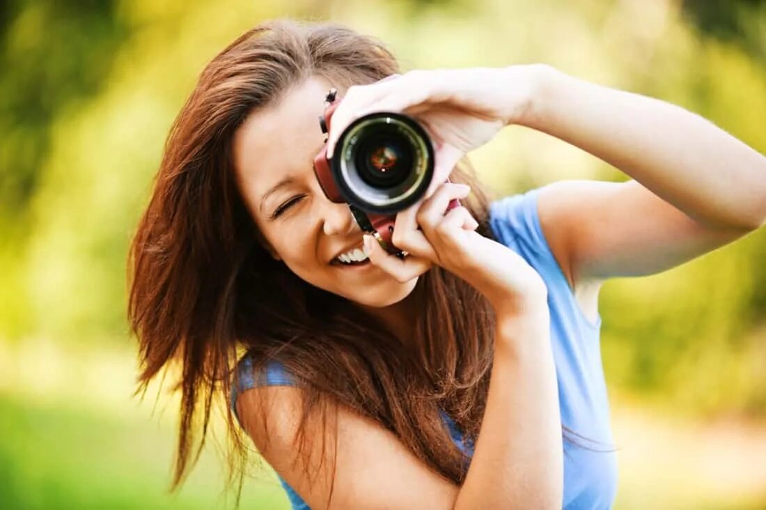 Фоткать людей. Девушка с фотоаппаратом. Девушка фотографирует. Devushka s fotoapparatom. Совушка с фотоаппаратом.