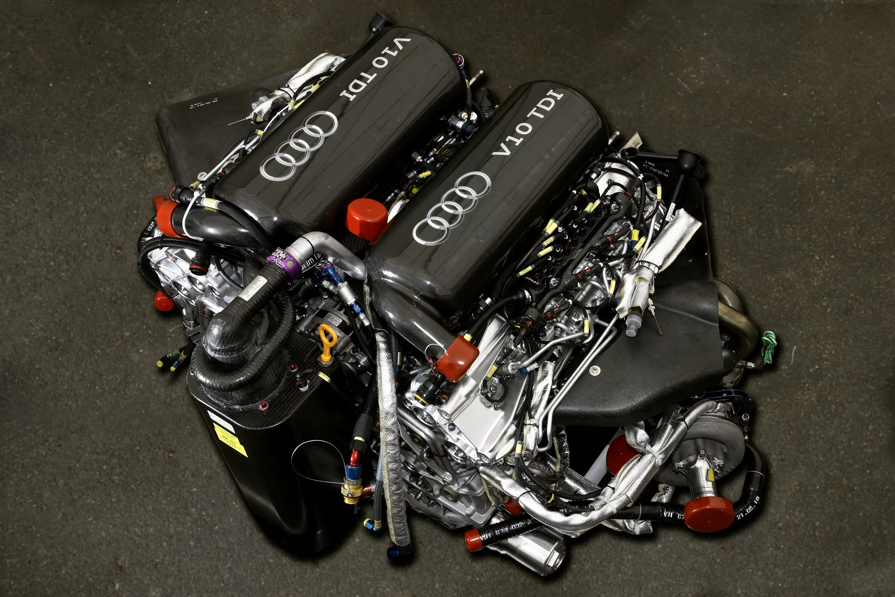 Ауди двиг. Мотор v10 Audi. V10 двигатель Ауди. Audi v10 TDI. Audi r10 TDI engine.