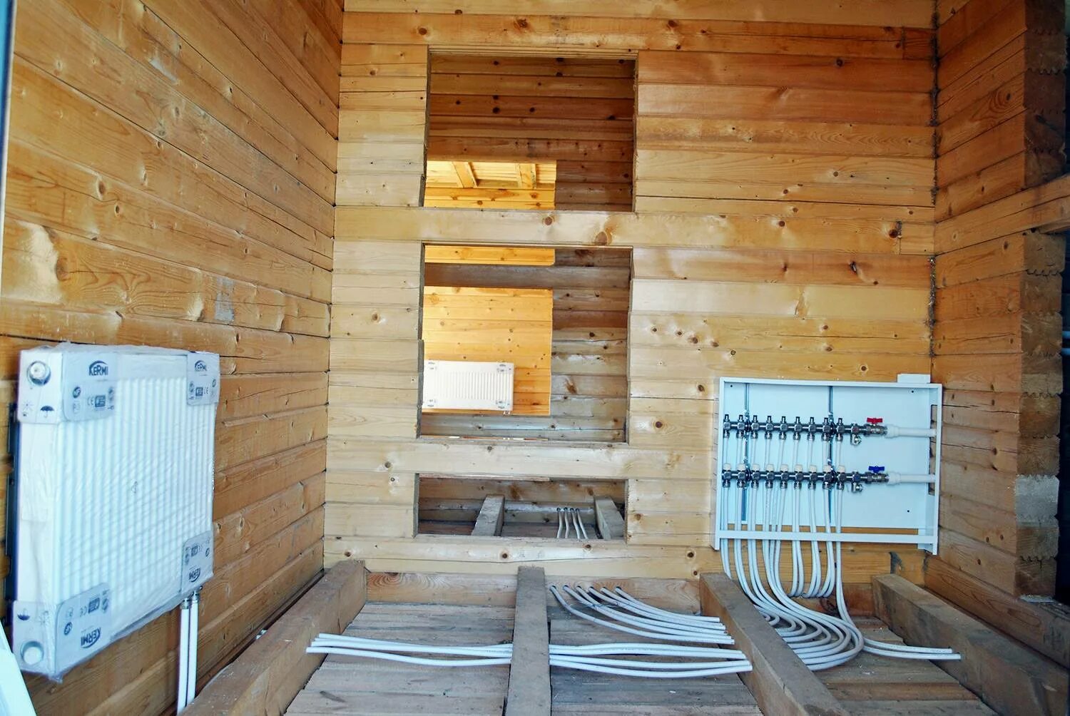 Отопление загородного дома варианты. Твердотопливный котел для отопления частного дома 100. Отопление в загородном доме. Акватермальный тепловой насос. Печь камин на мансарде.