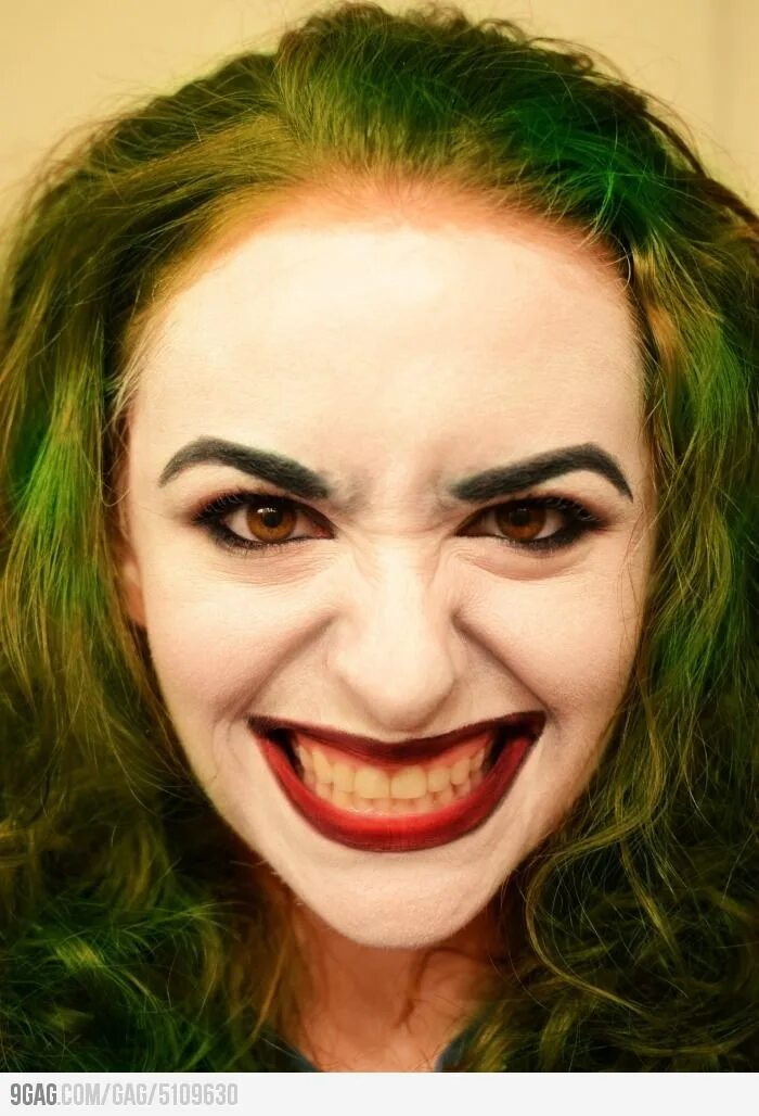 Jessica nigri 2023. By trendy джокер. Джокер и королева. Фем джокер косплей. Джокер безумие на двоих.