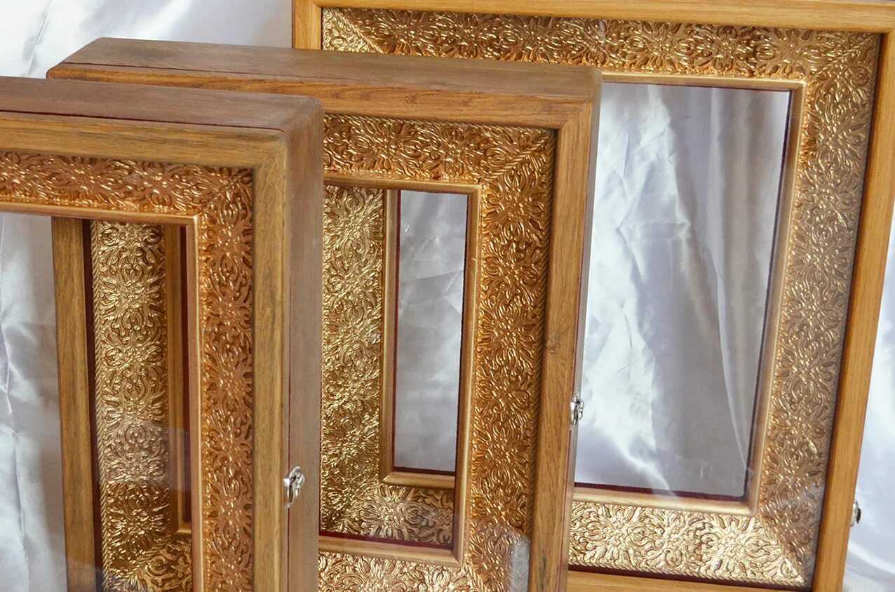 Изготовление киотов для икон. Киот с басмой. Киот для иконы с басмой. Резной киот с басмой. Навесные киоты.