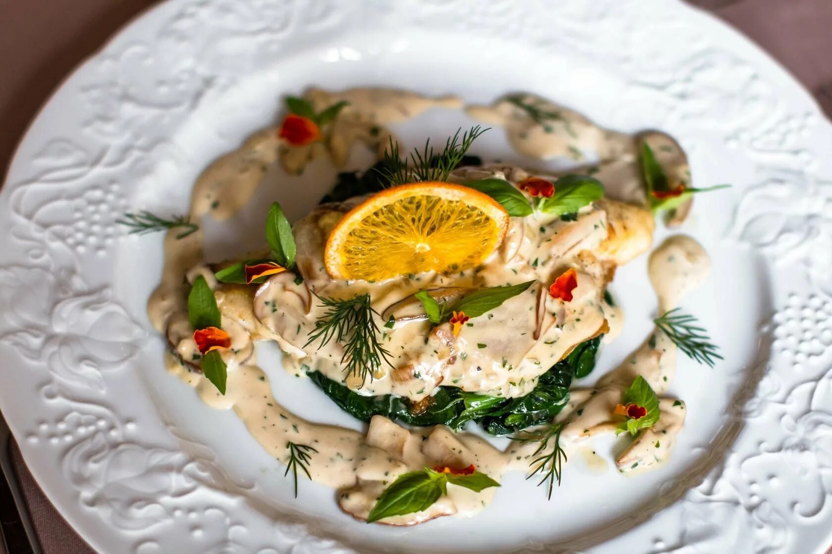 Филе судака в сливках. Судак в сливочном. Судак под грибным соусом. Судак в сливочном. Рыба припущенная по русски.