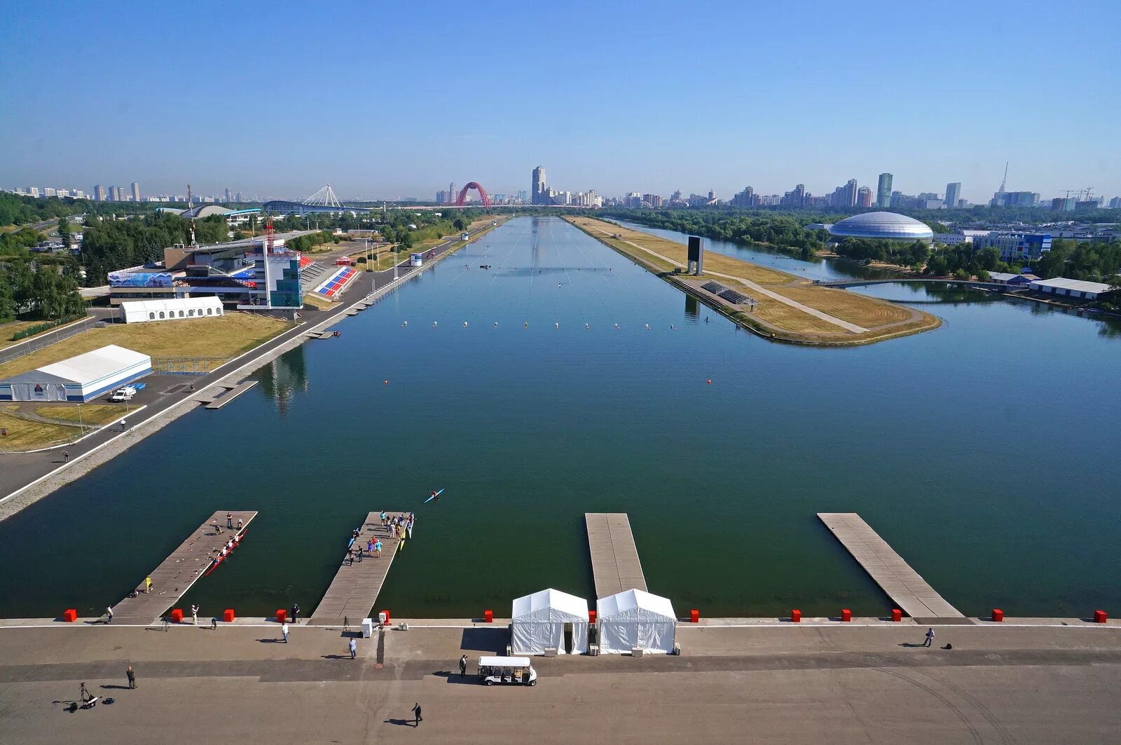 Гребной канал в Москве Крылатское. Гребной канал Крылатское гребля. Парк Крылатские холмы гребной канал. Крылатское набережная гребной канал.