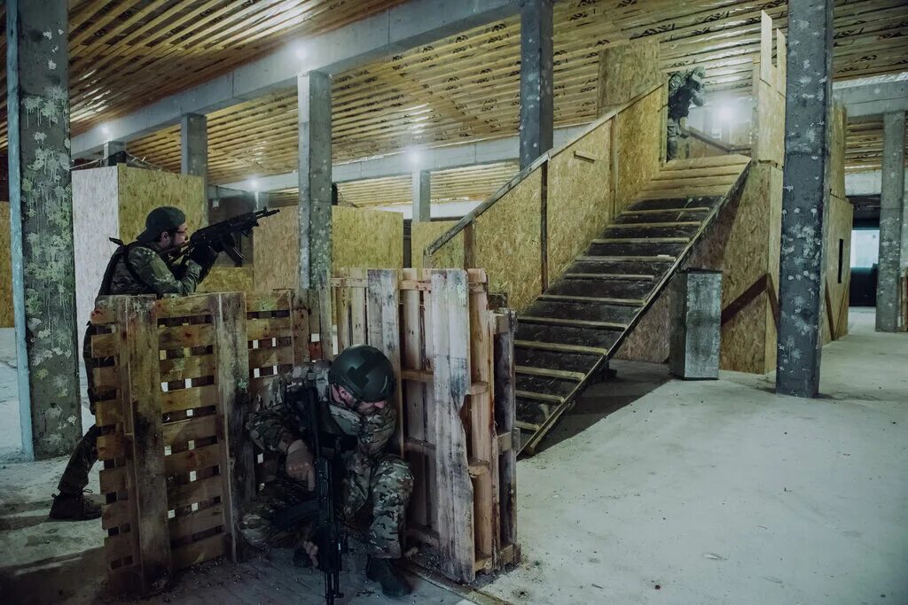 Страйкбол в москве играть. CQB Арена страйкбол. CQB страйкбольный полигон. CQB полигон в Москве. Лазертаг полигон 50.