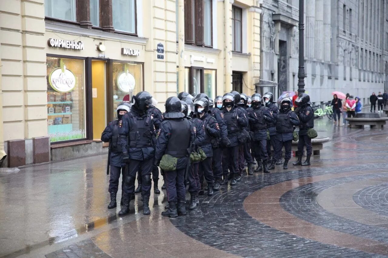 Какая сегодня в спб. Полиция на Дворцовой площади. Дворцовая перекрыта. Обстановка в Питере на сегодняшний день. Дворцовая перекрыта митинг.