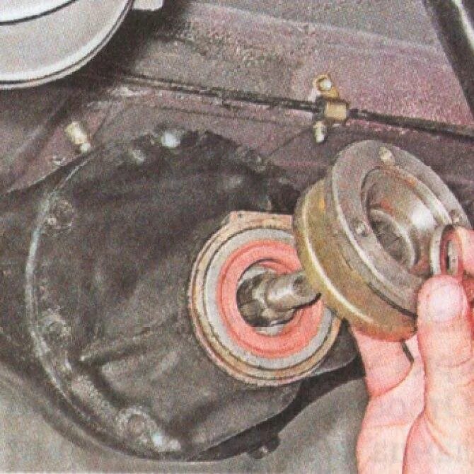 Хвостовик редуктора заднего моста ваз 2107. Сальник редуктора заднего моста ваз 2106. Сальник хвостовика переднего моста volvo bl71. Как поменять сальник редуктора. Сальник хвостовика переднего редуктора w463 mercedes.