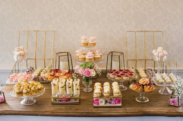 Девичник стол. Красивый стол на день рождения. Девичник на природе. Фуршет на девичник. Украшение стола на девичник.