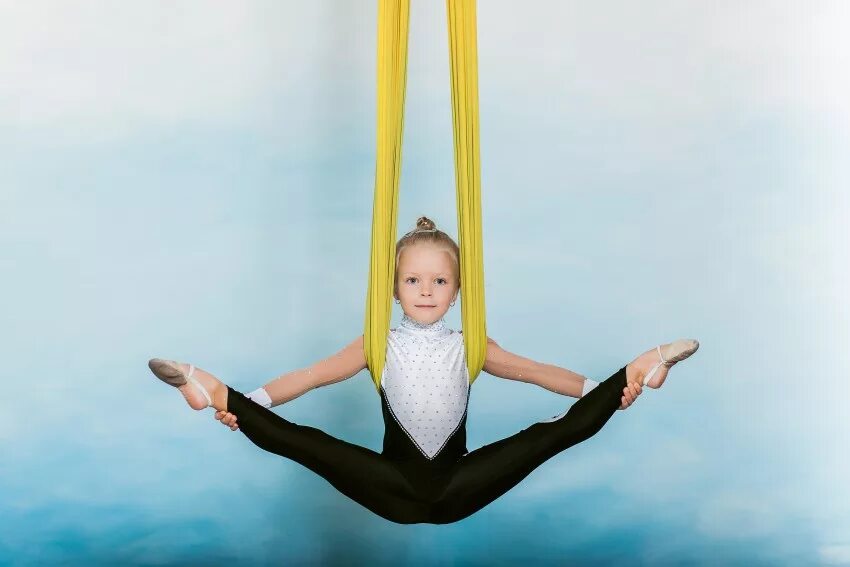 Растяжка год семьи. Воздушная акробатика для детей. Воздушная гимнастика для детей. Воздушные полотна дети. Йога в гамаках для детей.