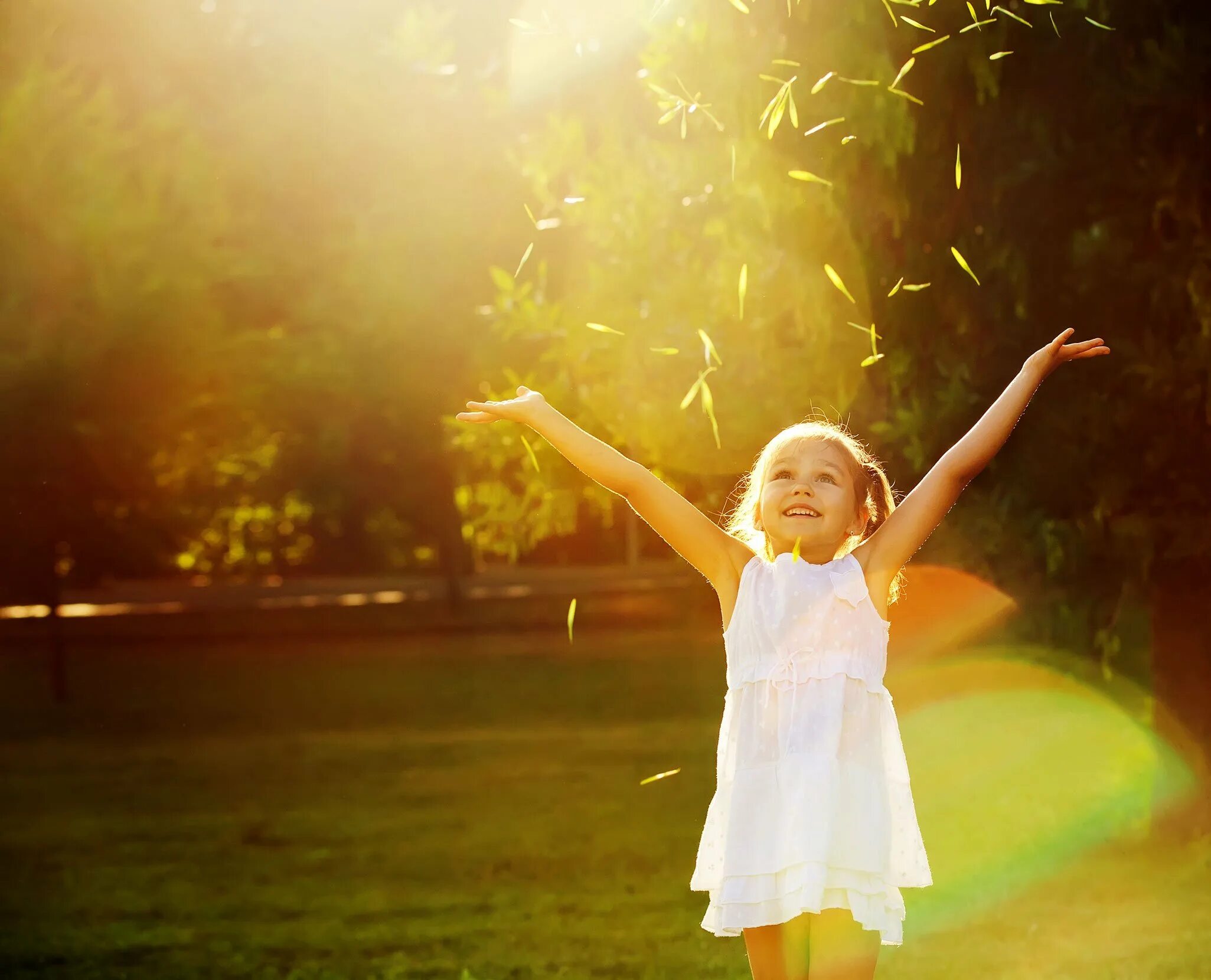 Детство это свет и радость слушать. Счастливый ребенок. Дети радуются. Дети солнца. Дети радуются солнцу.