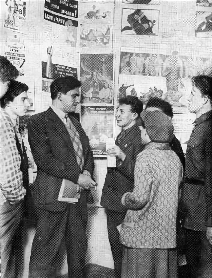 Маяковский на выставке 20. Владимир маяковский 1930. 20 лет работы маяковский. Выставка маяковского 20 лет работы. Владимир маяковский на выставке «20 лет работы маяковского».