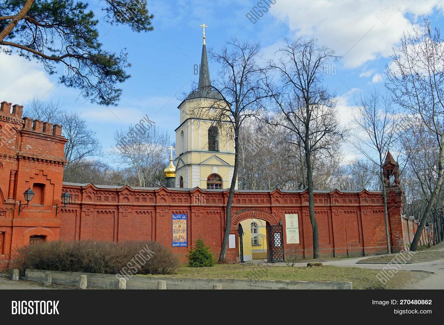 Храм Покрова Пресвятой Богородицы в Покровском-Стрешнево. Волоколамское шоссе 52 храм. Hram Покрова Покровское Стрешнево. Церковь Покрова Божьей матери Волоколамское шоссе.