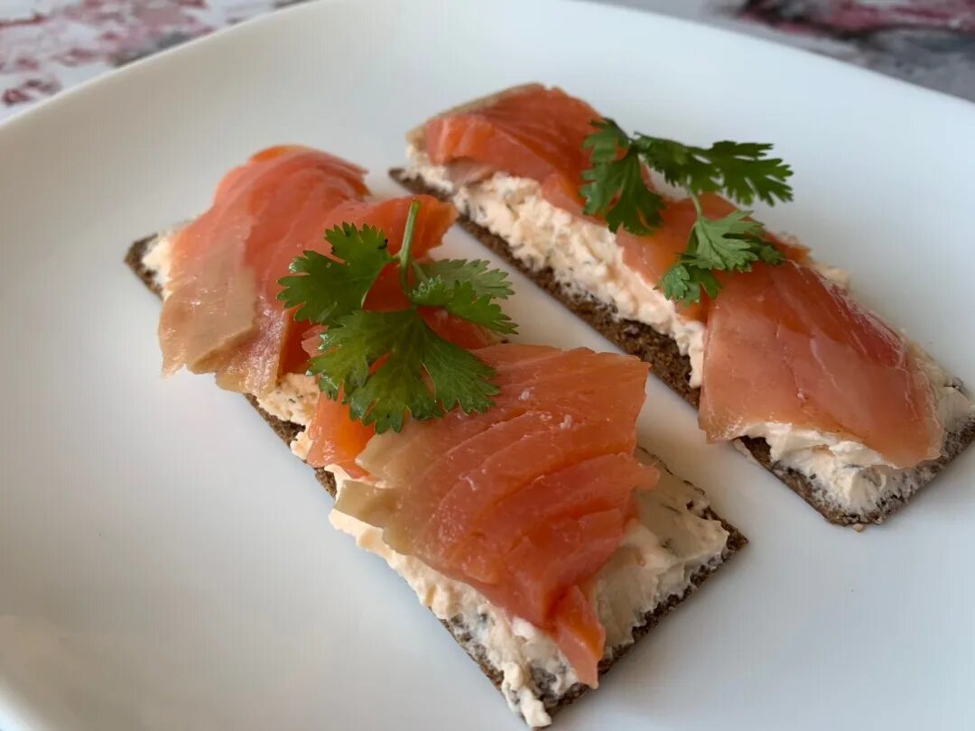 Бутеры с красной рыбой. Как засолить семгу для бутербродов. Бутерброды с горбушей соленой. Как засолить семгу для бутербродов. Как засолить семгу для бутербродов.