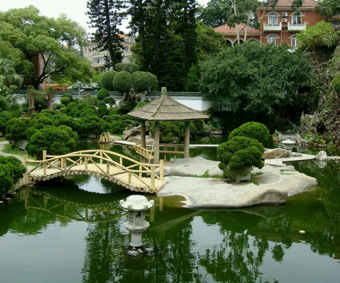 Японский пруд. Беседка в Японии с прудиком. Ансамблевая архитектура в Японии 16-17 с садом. Восточный стиль ландшафт Япония. Китайские ландшафтные сады.