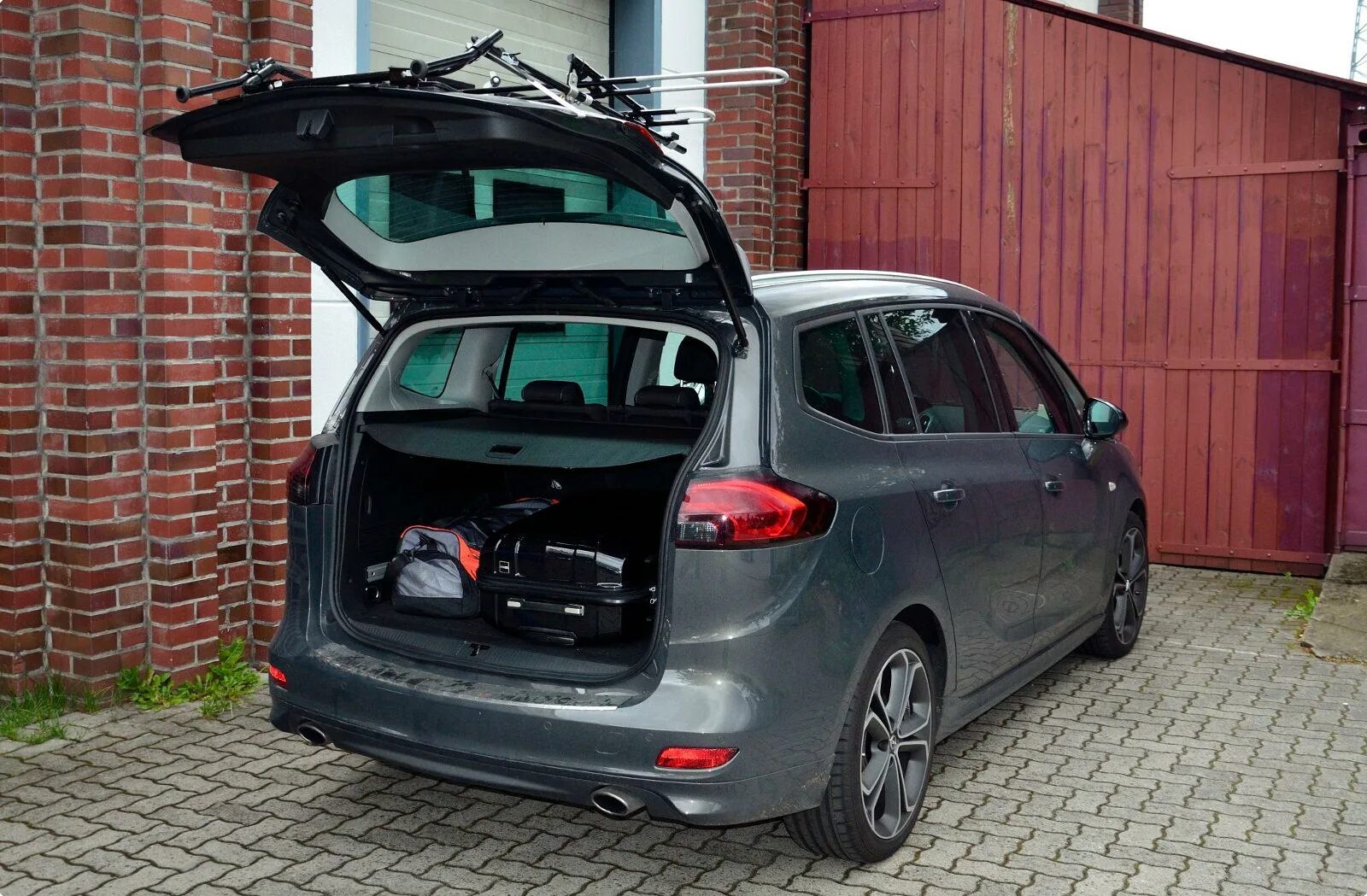 Двери opel zafira. Opel Zafira Tourer OPC. Zafira Tourer 2013 багажник на крышу. Opel Zafira Tourer диски. Opel Zafira c клиренс.