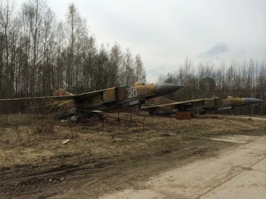 Хотилово-2 военный городок. Военный аэродром в Хотилово. Хотилово 2 Военная часть. Хотилово самолёт памятник.