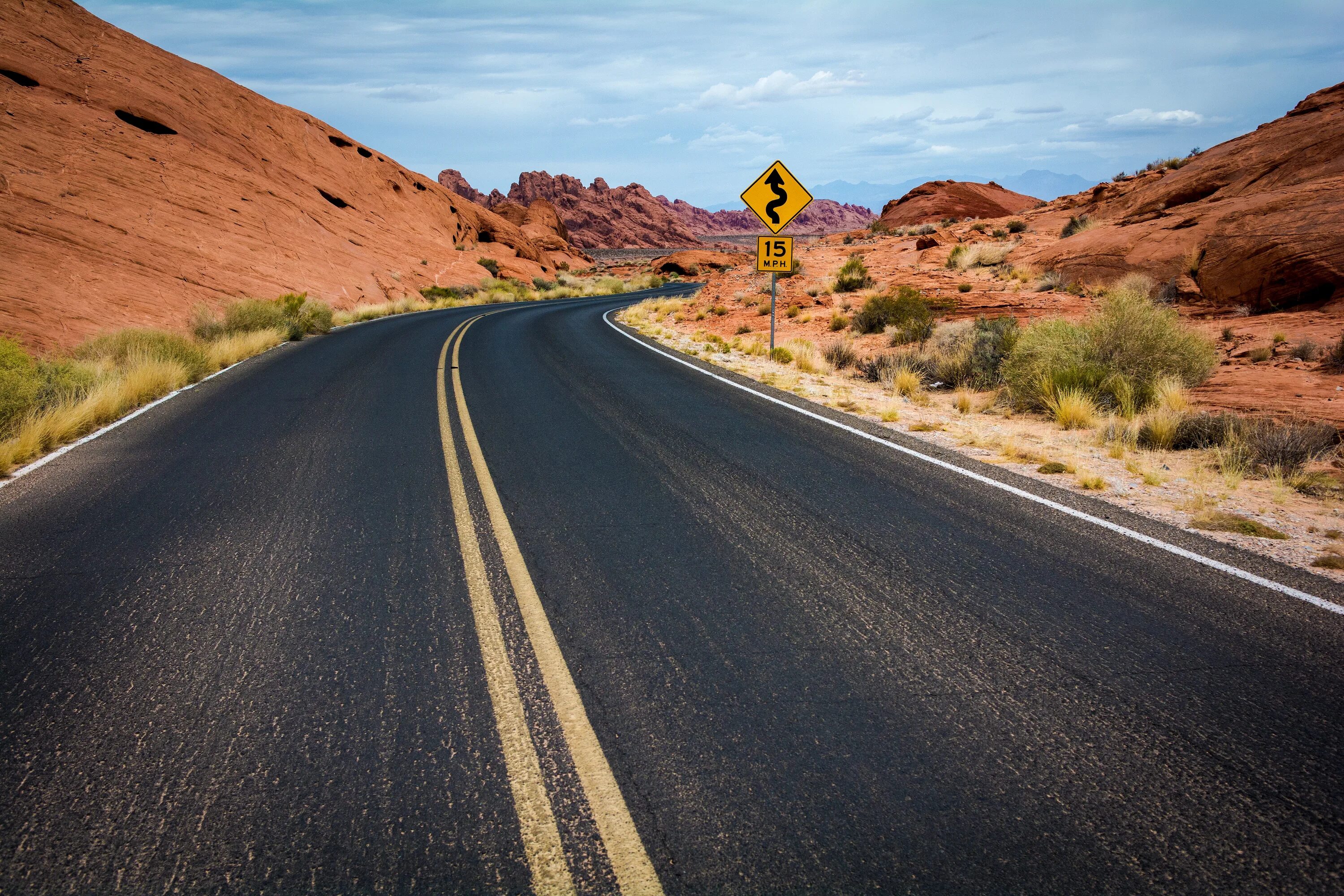 U roads. Хайвей дорога в Америке. Дорога в пустыне. Красивая дорога. Фон дорога.