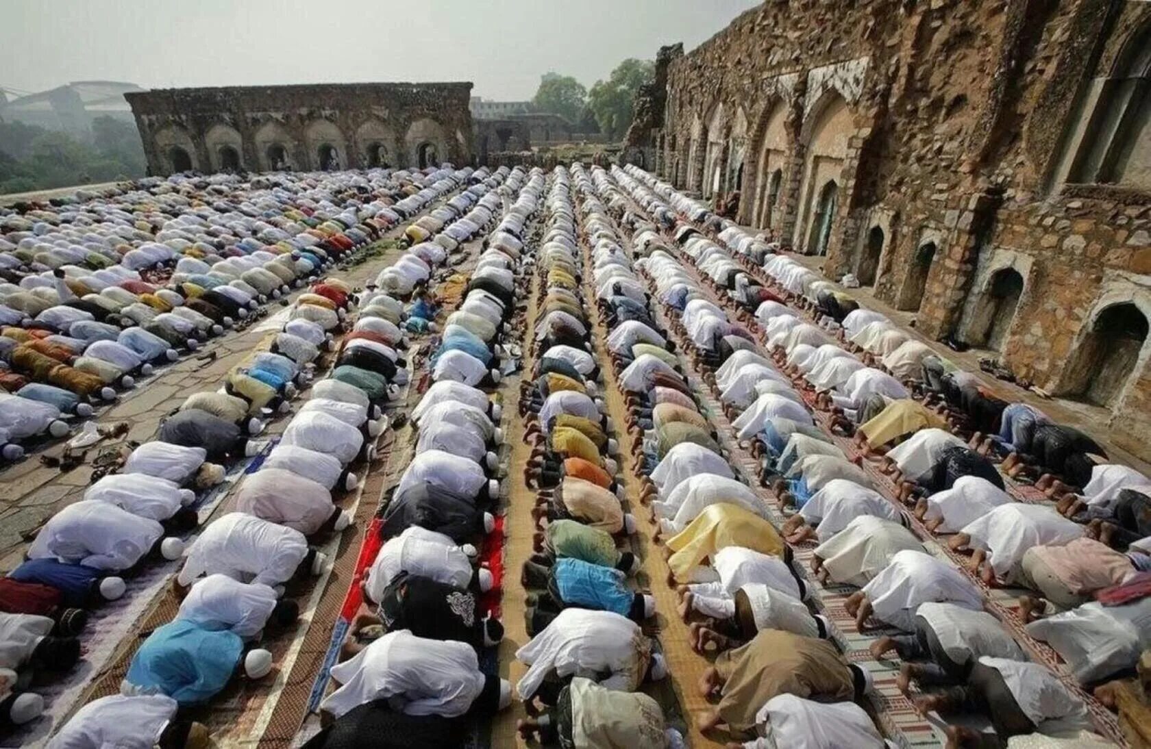 ИД-уль-Фитр праздник в Индии. Праздник ИД Аль Фитр Индия. Мусульманин молится.