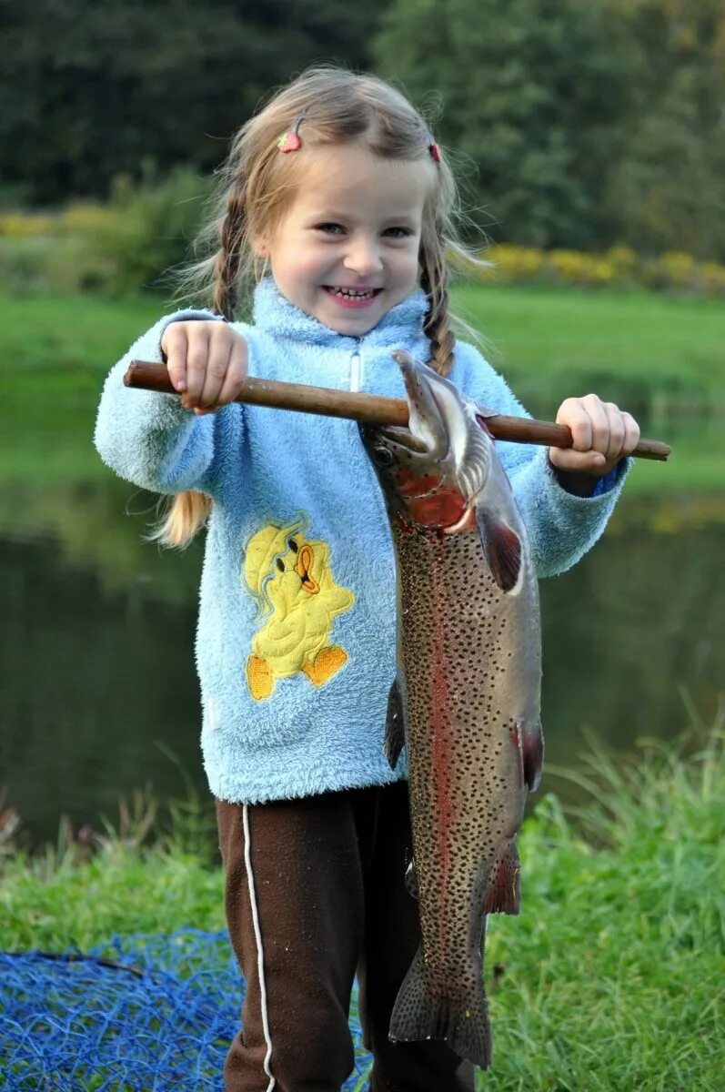 Дети на рыбалке. Девочка с рыбой. Ловить рыбу. Ловлю рыбу. Мама рыба ребенок рыба