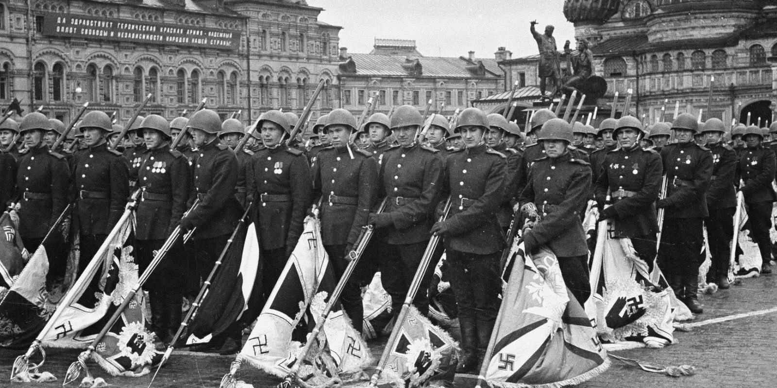 Поверженные знамена. Первый парад Победы 24 июня 1945 года. Парад Победы 22 июня 1945. Парад Победы 1945 фашистские знамена. Парад Победы 1945 штандарты у мавзолея.