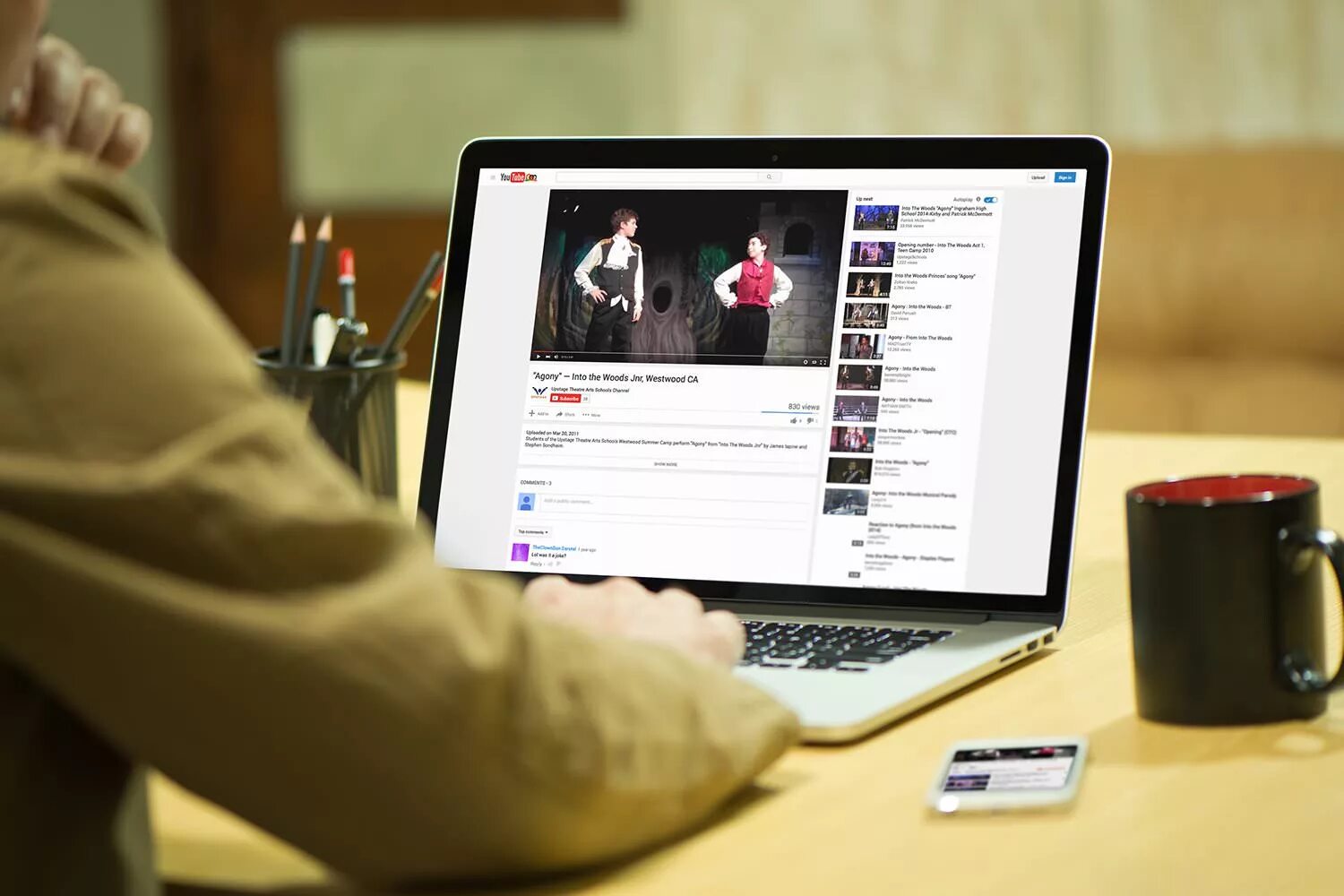 просмотры ютуб. экран монитора с ютубом. Youtube на мониторе. ютуб на телевизор самсунг smart. Youtube на ноутбуке.