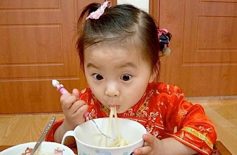 Ребенок кушает. Japanese kids eat a good. Дети едят пиццу. Japanese kids eat a good. Japanese kids eat a good.