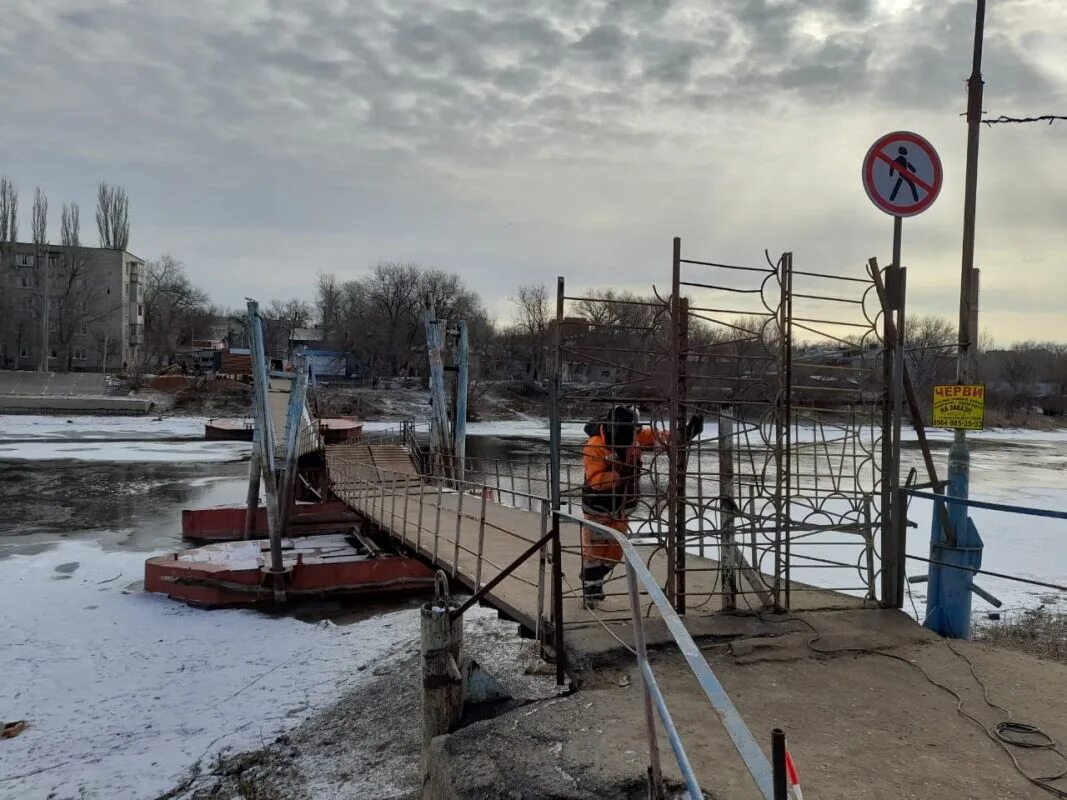 Понтонный мост Астрахань. Понтонный мост через серебряную Воложку Астрахань. Мост десятка Астрахань. Мост на десятке Астрахань.