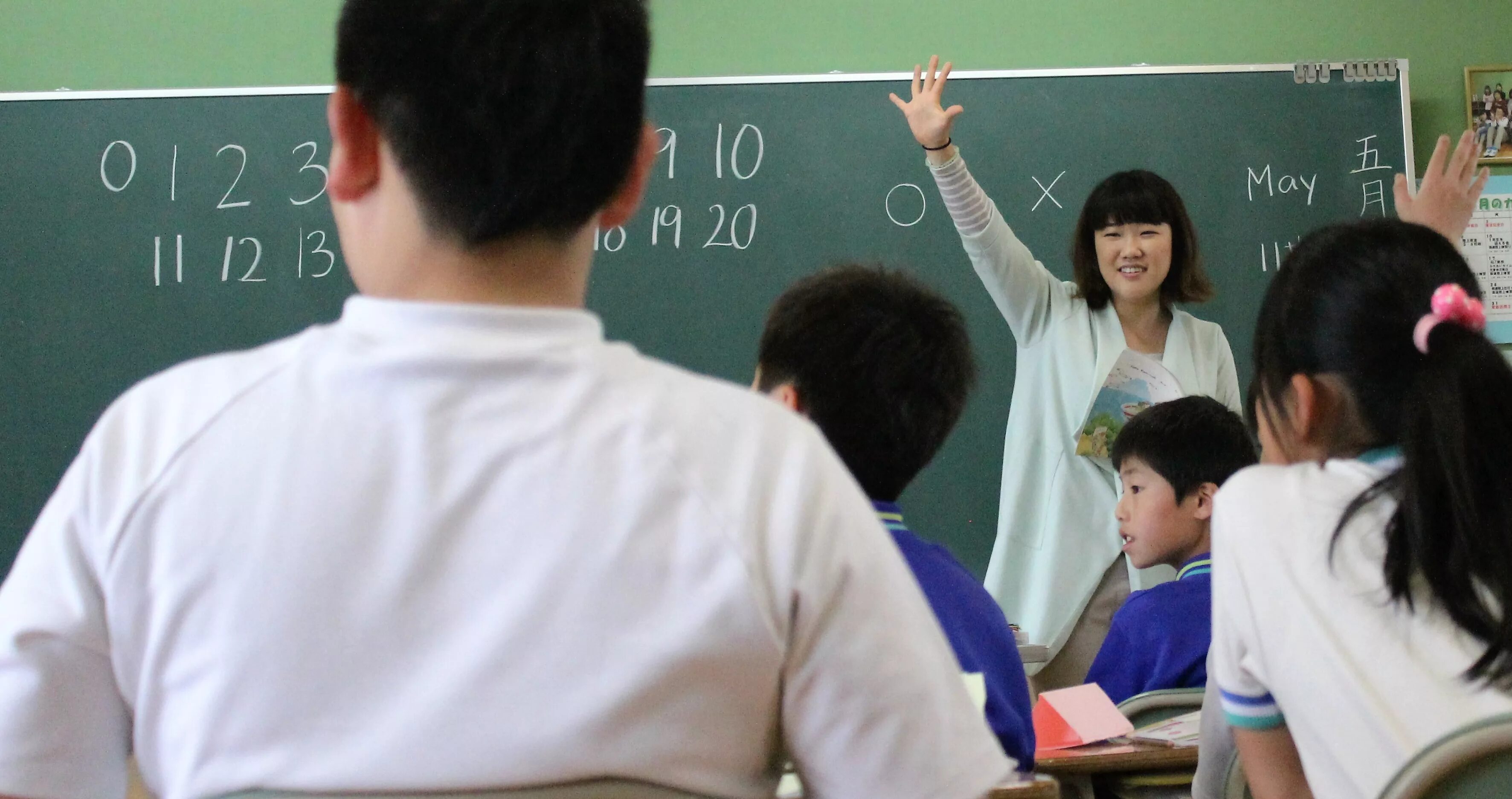 Учителя в Японии. Учителя в Корее. Корейский учитель. Китайский учитель и ученик.