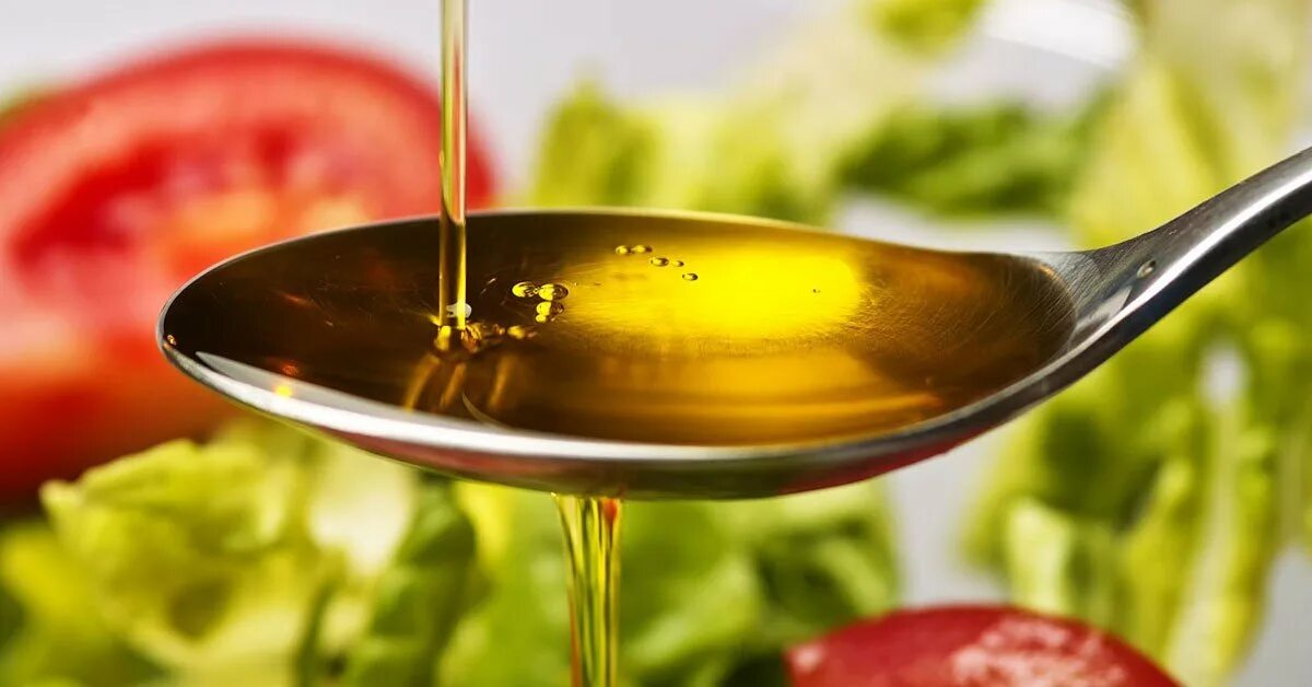 Растительное масло в ложке. Салат с маслом. Ложка оливкового масла. Оливковое масло. Ложка масла в день