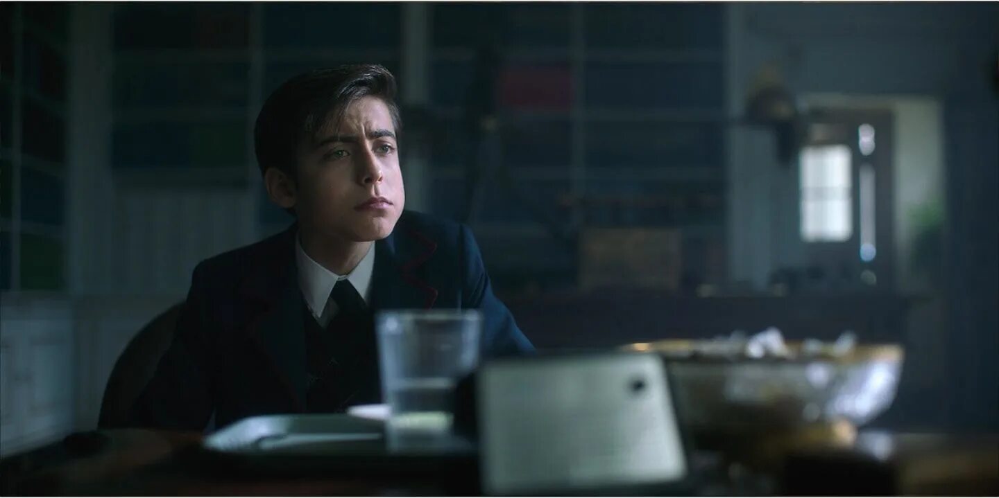 Эйдан галлахер академия амбрелла 2. Эйдан галлахер номер пять академия амбрелла. Ухмылка пятого академия амбрелла. Эйдан галлахер пятый. Эйдан галлахер пятый академия.