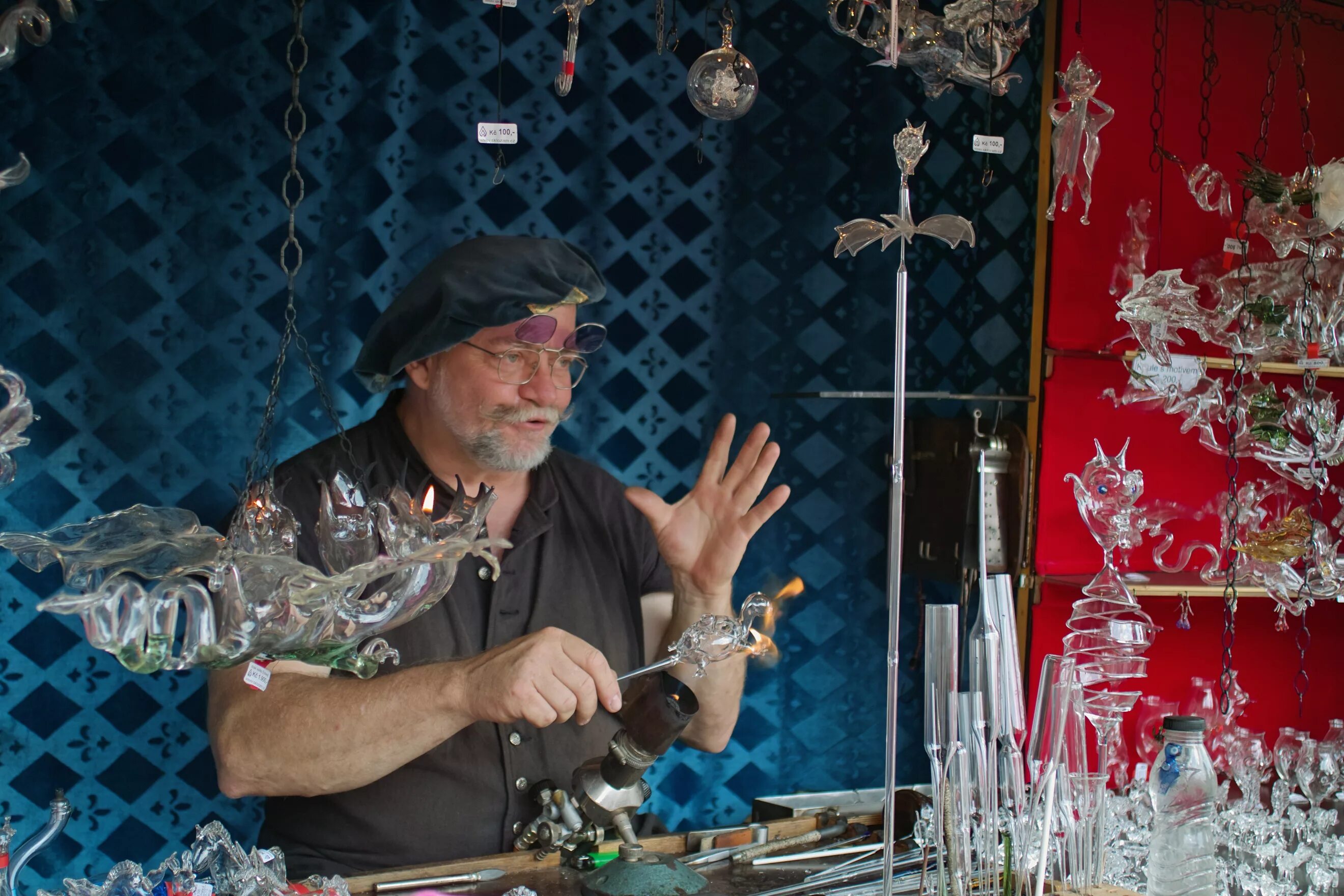 Есть кристаллическое тело а есть. Возникла бы профессия стеклодува если бы стекло. Возникла бы профессия стеклодува если бы стекло. Стеклодувное ремесло. Стекло профессии.