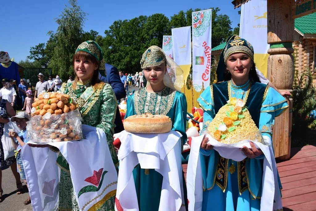 Татарск в татарстане. Татарский праздник Навруз байрам. Сабантуй татары Нижнекамск. Национальные праздники Татарстана Навруз. Праздник Сабантуй в Татарии.