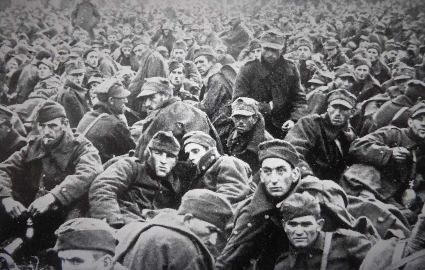 Военнопленные 1941 бундесархив. Двойной плен. Двойной плен. Двойной плен. Пленные немецкие солдаты 1942.
