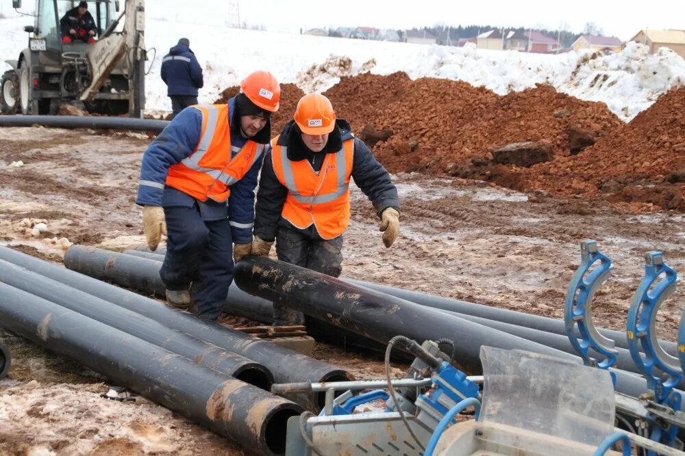 Наружные сети водопровода. Прокладка наружных сетей водопровода. Монтаж наружного водоснабжения. Монтажник наружных трубопроводов.