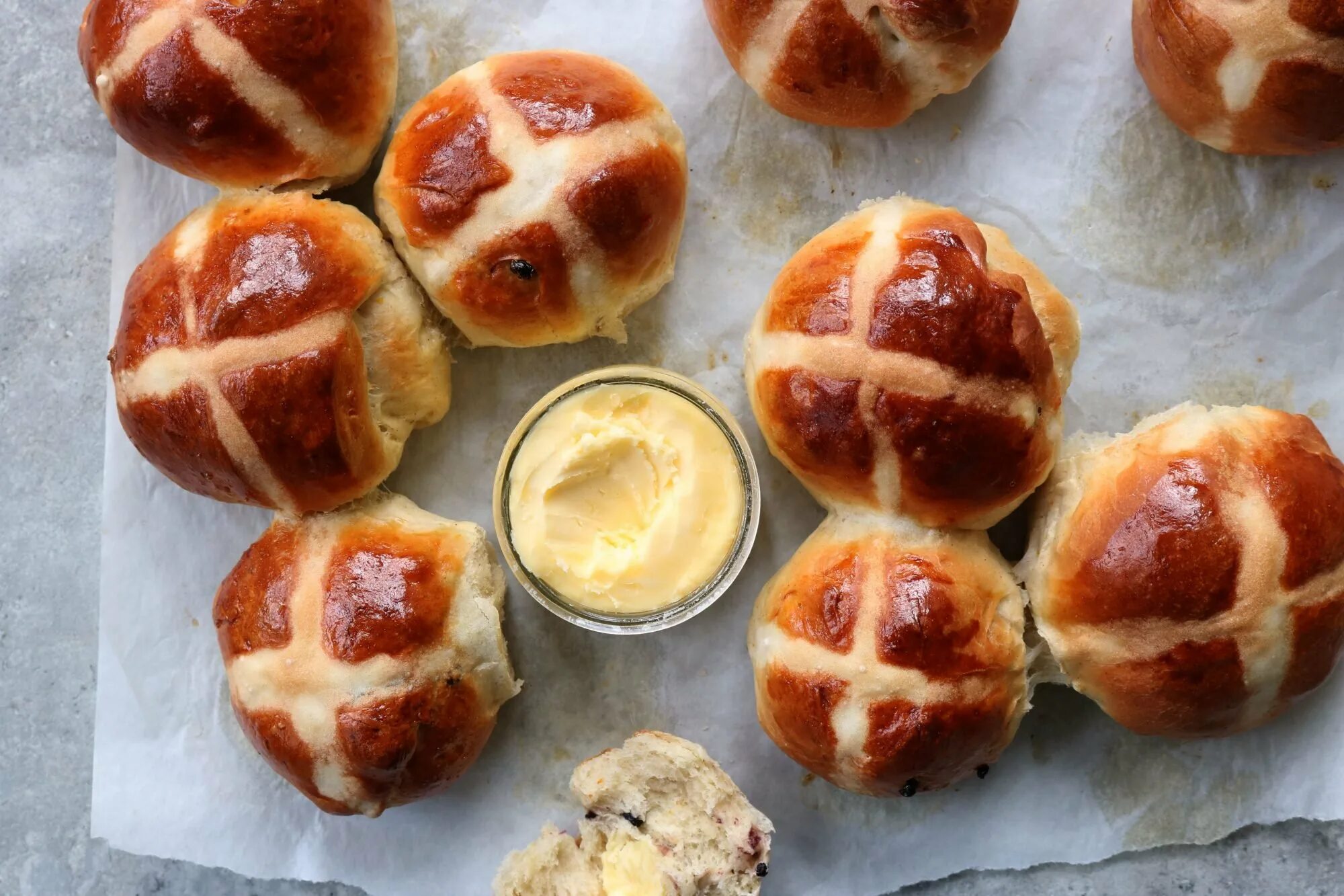 Hot Cross buns булочки. Hot Cross buns в Великобритании. Пасхальные крестовые булочки. Булочка с крестом. Булочка онлифанс