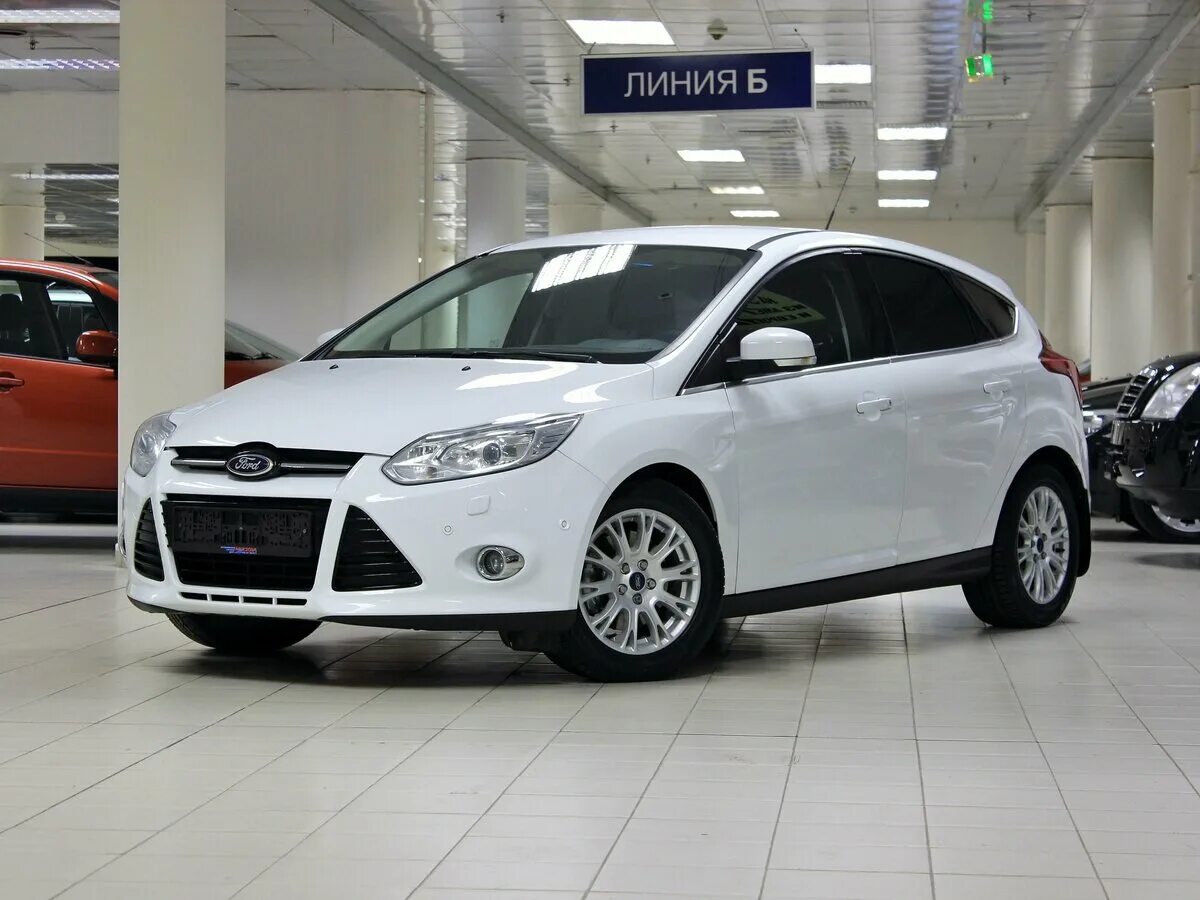 Купить форд у официального дилера. Ford Focus 2.0 AMT 2013. Форд фокус 3 хэтчбек 2013 белый. Форд фокус 3 2.0. Белый Форд фокус белый 2013.