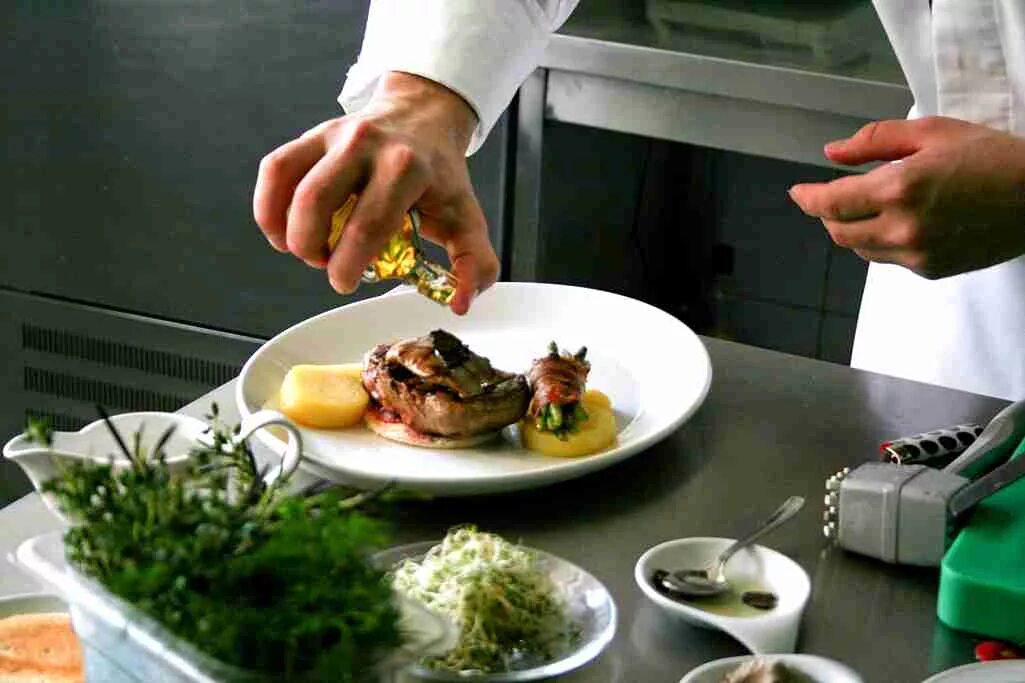 готовка еды. приготовление кулинарной продукции. готовка на кухне. горячая кулинарная продукция. основные способы тепловой обработки пищевых продуктов.