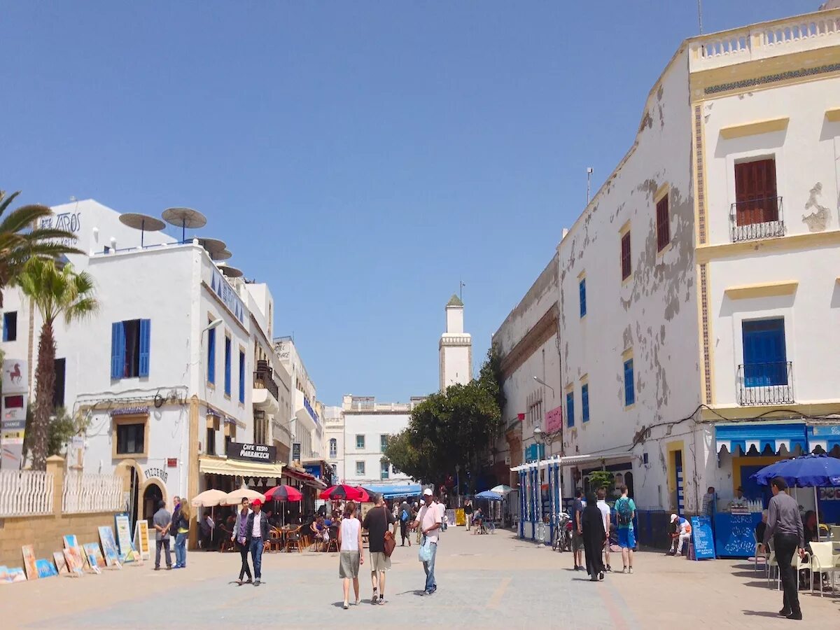 Город эс. Эссаурия Марокко. Эссуэйра улочки. Эссуэйра площадь. Эссуэйра площадь кафе.
