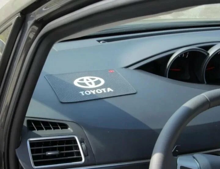 Коврик на торпедо солярис 2. Противоскользящий коврик на панель mazda. Коврик на торпеду hyundai creta. Наклейки в машину на панель. Наклейки на торпеду автомобиля.