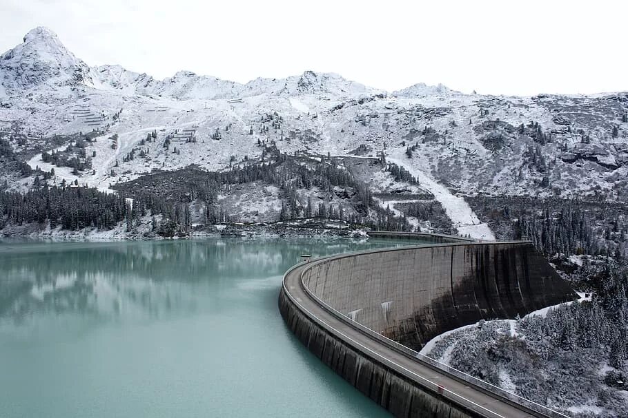 Водохранилище это. Швейцария озеро дамбой. Сотохранилище. Водохранилище. Швейцарские ГЭС.