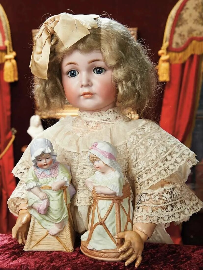 Старая куколка. Старинные куклы. Старинные фарфоровые куклы. Антикварные фарфоровые куклы. Красивые старинные куклы.