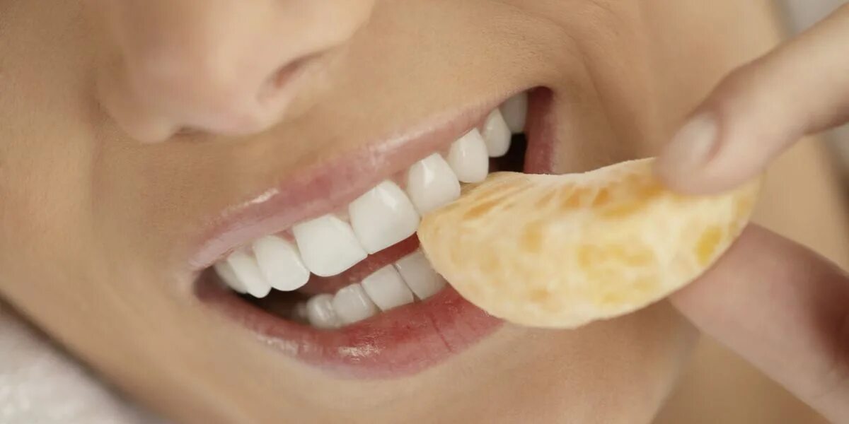 Сладости которые вредят зубам. Еда в зубах. Продукты которые вредят зубам. Сладкое и зубы.