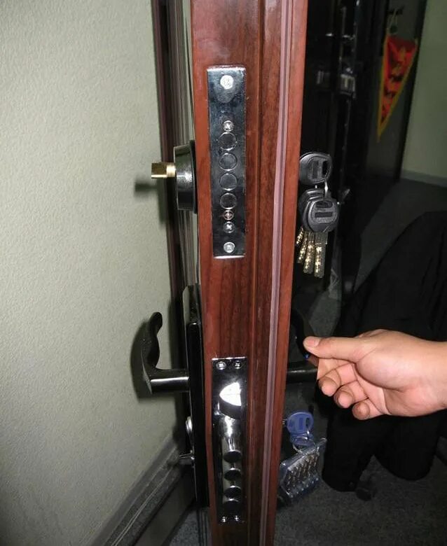 С помощью чего можно открыть замок в старом шкафу. Дверной замок master lock. Замки на китайские двери металлические входные. Личинка в дверной замок железной двери входной. Замки для входных дверей замена.
