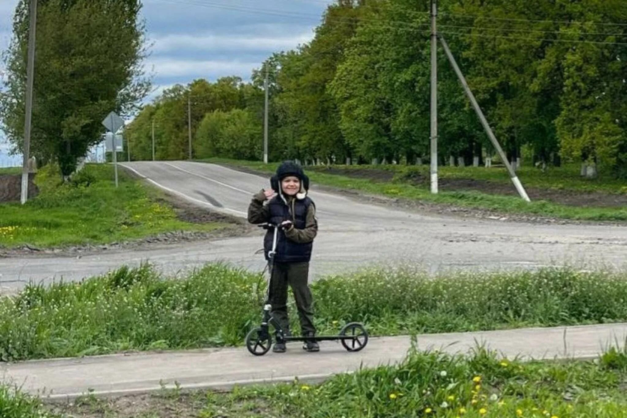 Алеша танкист Белгород. Мальчик Алеша из Белгородской области. Мальчик Белгород встречает военных. Мальчик который провожает военных в Белгородской области.