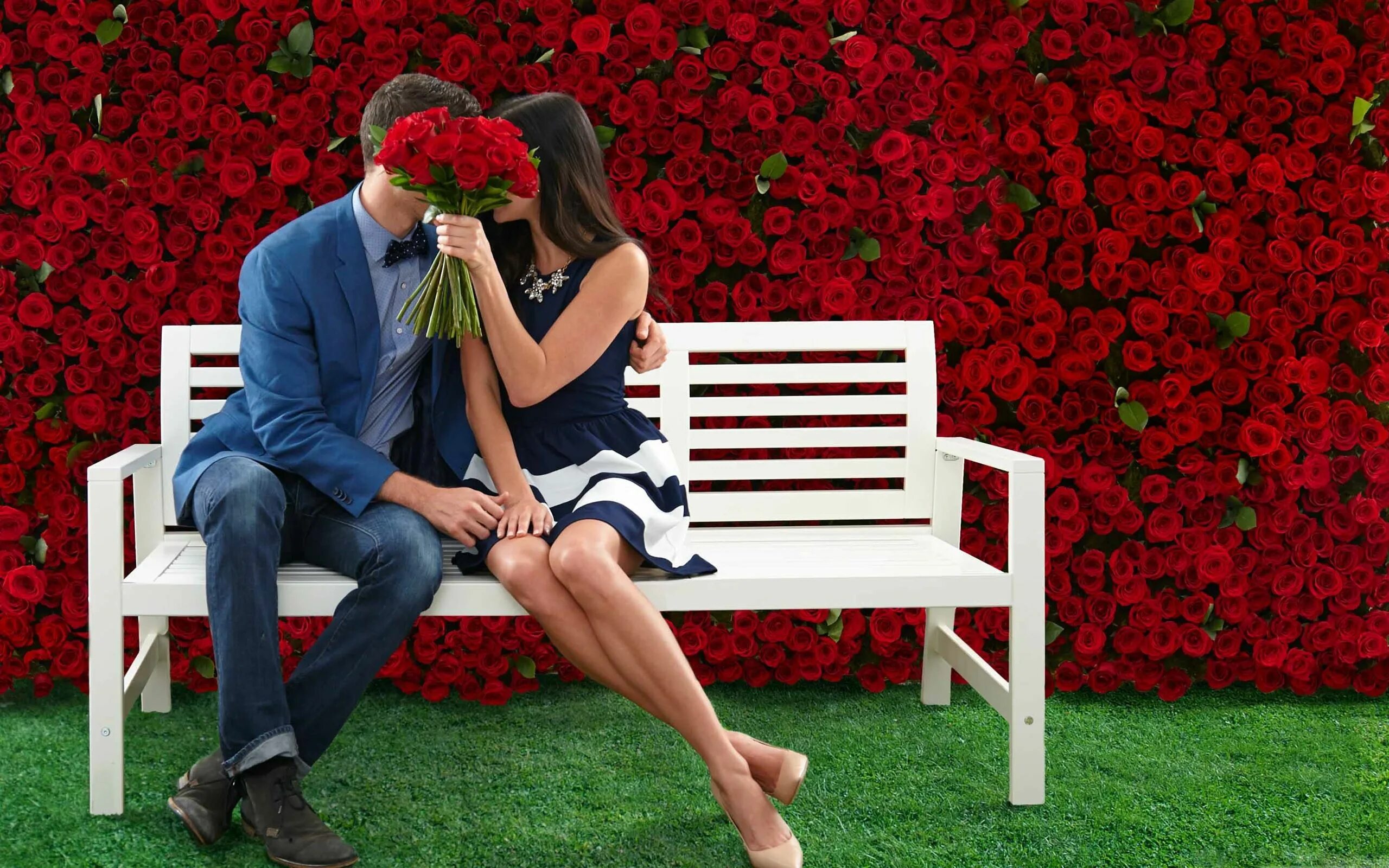 фотосессия на день влюбленных. счастливая пара сердечки. шикарная пара. пары на день влюбленных.