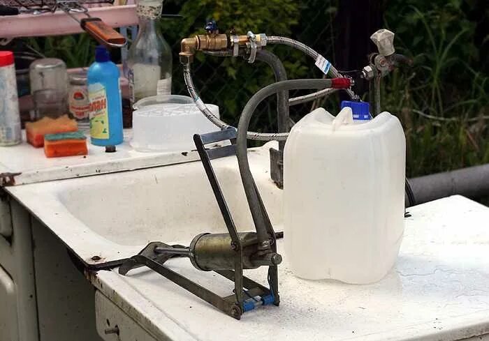Продувка водопровода на даче. Продувка водопровода на даче. Дачный водопровод из пнд труб. Продувка труб водоснабжения. Продуть водопровод на зиму.