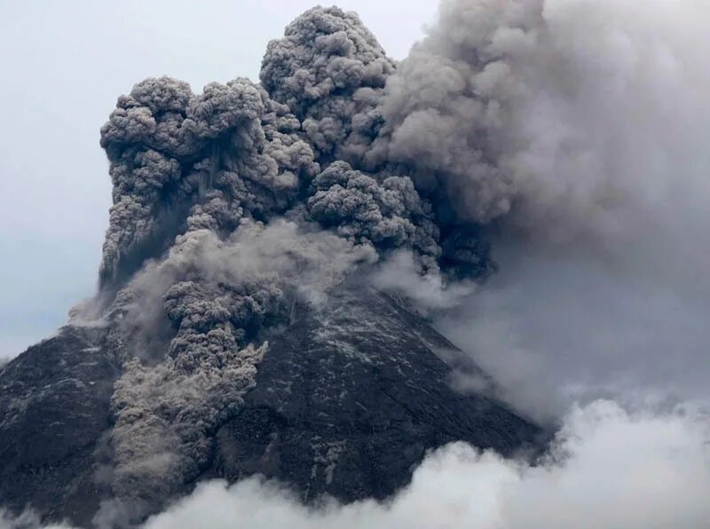 Землетрясение извержение. Вулкан Мерапи извержение. Мерапи Индонезия. Вулкан Мерапи Индонезия. Пелейский Тип извержения вулкана.